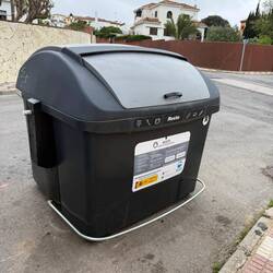 Fun fact: überall stehen große Mülltonnen herum die mit einem Fussöffner ausgestattet sind.