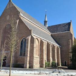 Kirche mit rundumlaufender Baustelle