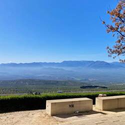 Bänke mit Aussicht am Rande der Altstadt