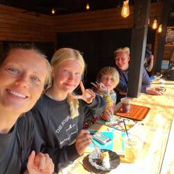 Glade cyklister efter turen ✌🏼