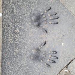 Hände von J.K.Rowling im City Chambers Viereck