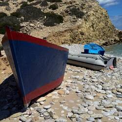 3 der 7 Boote am Strand