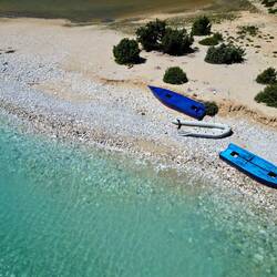 Der Trypiti Strand mit den Flüchtlingsbooten und mein Zufluchtsbusch links mit mir davor