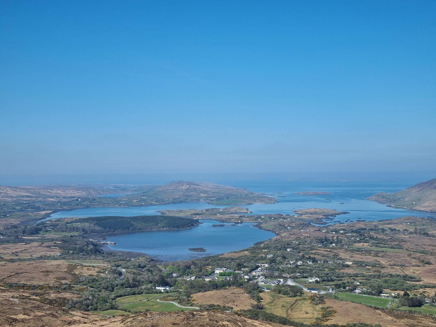 Vue sur Letterfrack et la baie Barnadeg