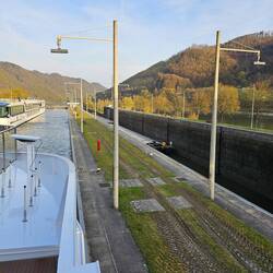 Leere Schleuse neben uns