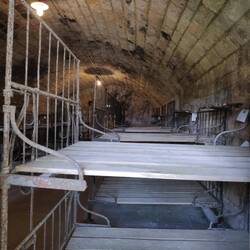 Feldbetten in den Kasematten des Forts