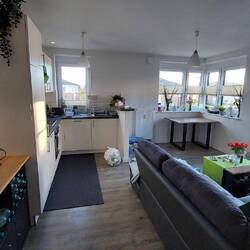 Der Tisch ist nun auch da. Es wird.