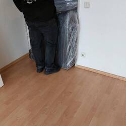 Das Sofa passt in der alten Wohnung nicht durch die Tür. Musste weiter auseinander gebaut werden.