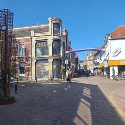 Die Einkaufsstraße führt zum Markt