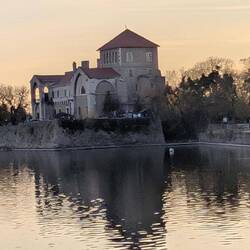 Es ist Abend in Tata