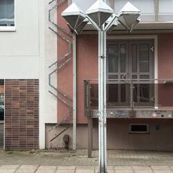 Lichtdesign auf der Magistrale von Ute Fritsch - Zusammenspiel mit den kantigen Plattenbauten