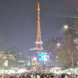 Nightmarket unterm Eiffelturm