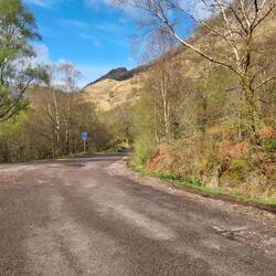 Enge Zufahrtsstraße zum Parkplatz