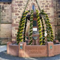 Schöner Osterbrunnen in Hessisch Lichtenau