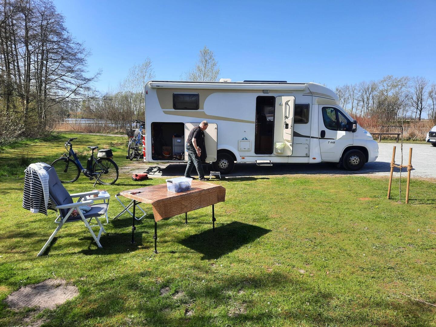 Beste Werkstattbedingungen zum Werkeln draußen: mildes Wetter und viel Platz