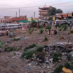 Rawalpindi ... das reine Müll-Chaos am Bus Terminal.