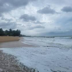Der kilometerlange Sandstrand um die Ecke, mit ziemlich wildem Meer