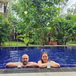 Der Pool sorgt für die nötige Abkühlung von außen, der Bananen Milkshake von innen