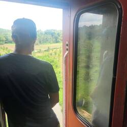 Die Zugfahrt verbringt man am besten stehend an der "Klimaanlage"