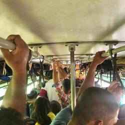 Festhalten! Auf unserer Weiterfahrt mussten wir 3 Stunden stehen