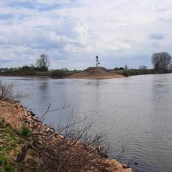 Zusammenfluss von alter Aller (ganz links beim Angler) und Weser (rechts) und ein Kanal (mitte)