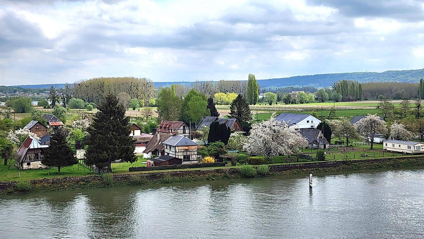Homes on the Le Seine River