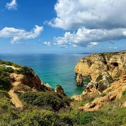 auf dem Weg zum Leuchtturm an der Spitze der Landzunge vor Lagos