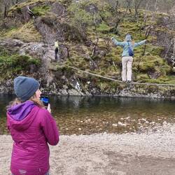 Hängebrücke zum Wasserfall