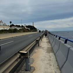 Endlich gab es mal einen Fussgängerweg neben der Autobahn.