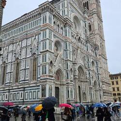 Alles ist mit Marmor verkleidet