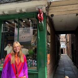 Nikki marks a snickelway