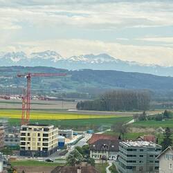 Der erste Blick auf die Alpen im Hintergrund