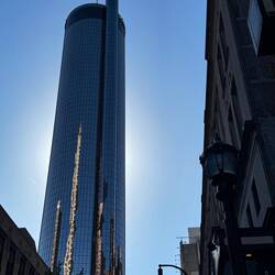 Das runde, verspiegelt Westin Plaza prägt die Skyline von Atlanta