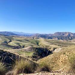 Die Sierra Nevada als feiner heller Streifen am Horizont zu erahnen…