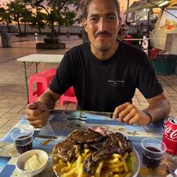 Schwertfisch mit Pommes und Kartoffelsalat