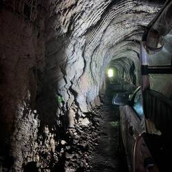 Am höchsten Punkt auf 850m fahren wir durch einen Tunnel