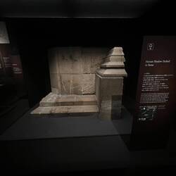 Bomben farvede sten og andet hvidt - den mørke skygge er et aftryk efter et af ofrene