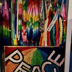 Papir-traner ved Børnenes Fredsmonument foldet af japanske børn og lavet til små kunstværker