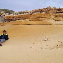 La pierre tendre et calcaire sert à construire les édifices et donne cette belle couleur miel.