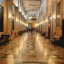 Palais des grands maîtres avec son hall recouvert de marbre.