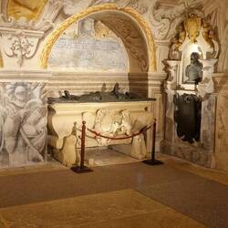 Voûtes majestueuses et sol en marbre sous lequel dorment les chevaliers.