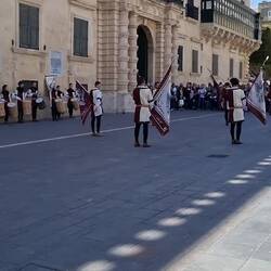 Lancée de drapeau devant le palais des grands maîtres.