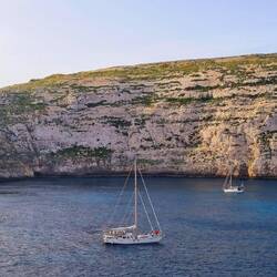Mouillage dans la baie de Dwejra sur l'île de Gozo
