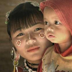 Junge Kayah-Frau mit ihrem Kind