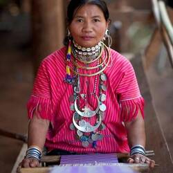 Kayah-Frau mit Webrahmen