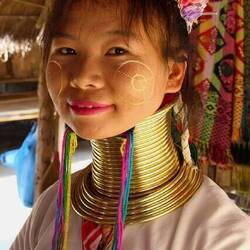 Das Gesicht wird teilweise - wie hier zu sehen - mit Sandelholzpuder bemalt