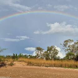 Regenbogen zu Land