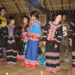Junge Lahu-Mädchen in ihrer traditionellen Tracht