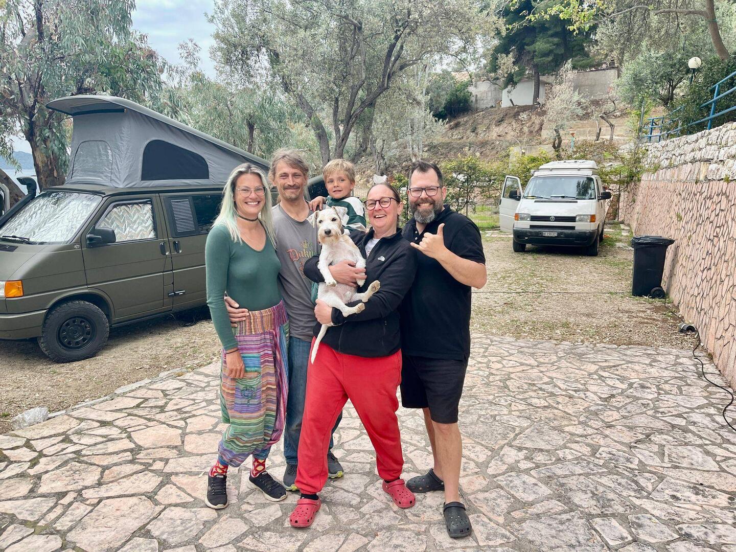 Daniela und Andri mit em Beni🐕, mit Ihne simer d' CH-T4 Crew gsi😁