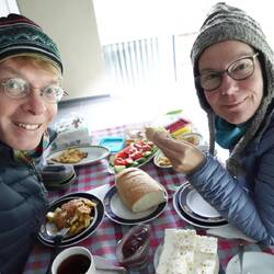 Frühlingsfrühstück Pensionsbalkon - brrrr